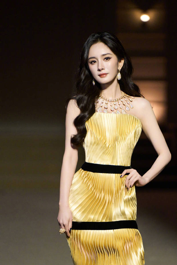 杨幂穿鎏金抹胸裙耀眼夺目 如金色曼陀罗魅力四射 杨幂穿鎏金抹胸裙耀眼夺目 如金色曼陀罗魅力四射