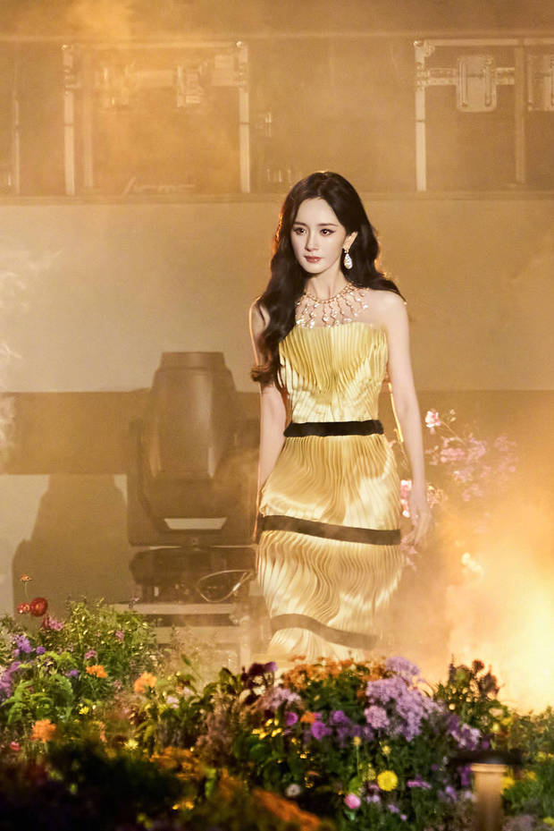 杨幂穿鎏金抹胸裙耀眼夺目 如金色曼陀罗魅力四射 杨幂穿鎏金抹胸裙耀眼夺目 如金色曼陀罗魅力四射