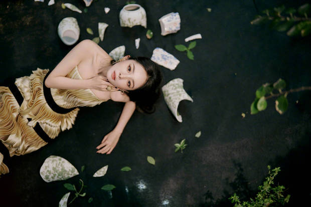 杨幂穿鎏金抹胸裙耀眼夺目 如金色曼陀罗魅力四射 杨幂穿鎏金抹胸裙耀眼夺目 如金色曼陀罗魅力四射