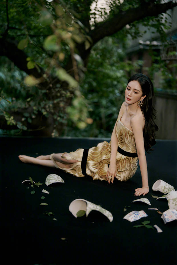 杨幂穿鎏金抹胸裙耀眼夺目 如金色曼陀罗魅力四射 杨幂穿鎏金抹胸裙耀眼夺目 如金色曼陀罗魅力四射