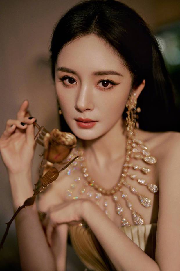 杨幂穿鎏金抹胸裙耀眼夺目 如金色曼陀罗魅力四射 杨幂穿鎏金抹胸裙耀眼夺目 如金色曼陀罗魅力四射