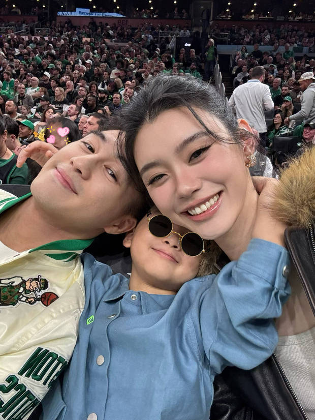 何猷君奚梦瑶为6岁儿子庆生 一家三口合影温馨有爱 何猷君奚梦瑶为6岁儿子庆生 一家三口合影温馨有爱