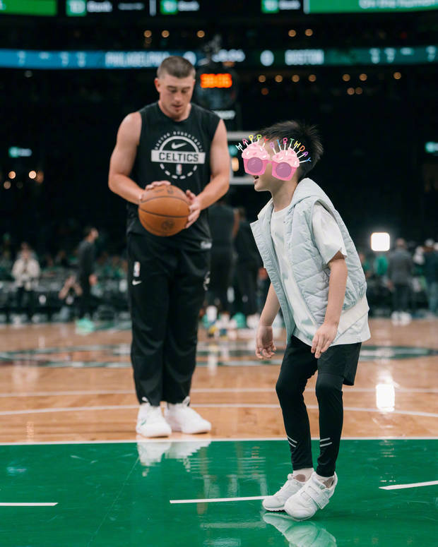 何猷君奚梦瑶为6岁儿子庆生 一家三口合影温馨有爱 何猷君奚梦瑶为6岁儿子庆生 一家三口合影温馨有爱