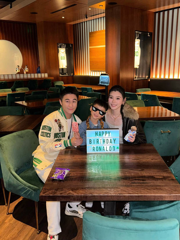 何猷君奚梦瑶为6岁儿子庆生 一家三口合影温馨有爱 何猷君奚梦瑶为6岁儿子庆生 一家三口合影温馨有爱