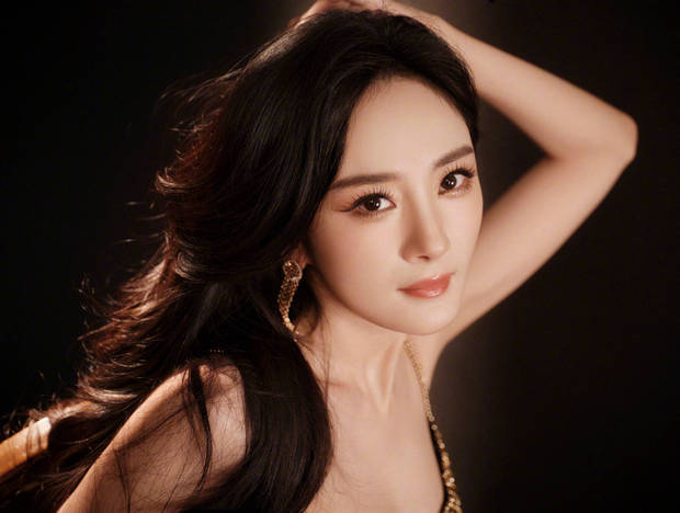 杨幂穿黑金碎钻开衩裙魅力无限 秀白皙美腿身材性感