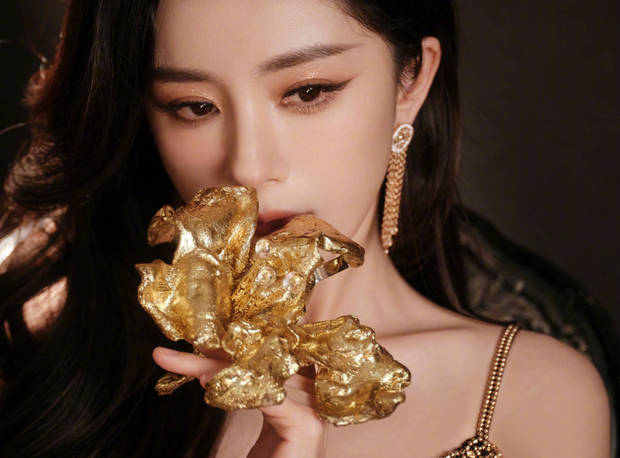 杨幂穿黑金碎钻开衩裙魅力无限 秀白皙美腿身材性感