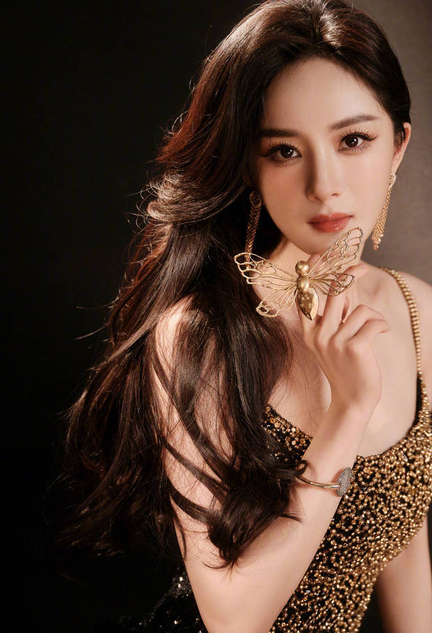 杨幂穿黑金碎钻开衩裙魅力无限 秀白皙美腿身材性感