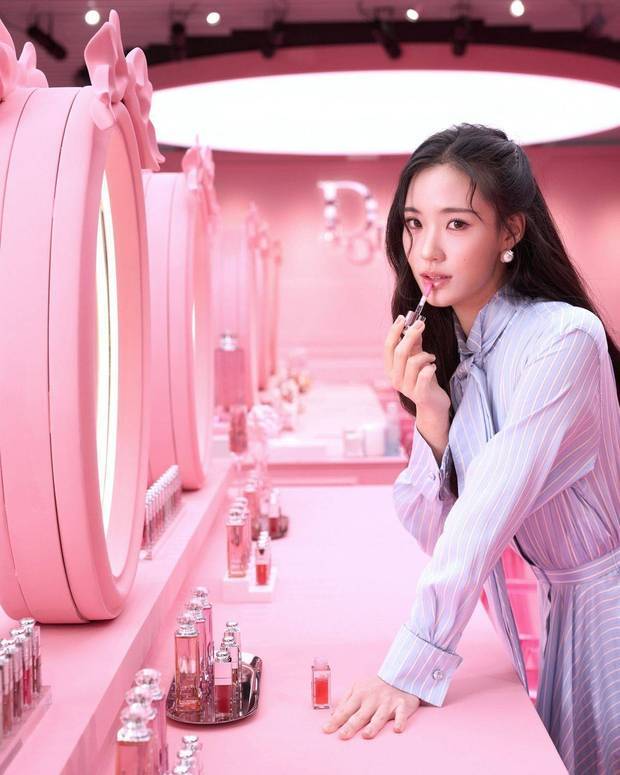 小S二女儿Lily身姿窈窕 笑容甜美气质优雅 小S二女儿Lily身姿窈窕 笑容甜美气质优雅