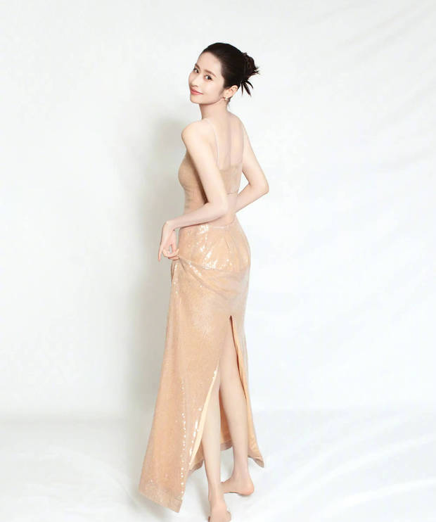 颖儿穿吊带裙身材性感 侧脸微笑气质优雅大方