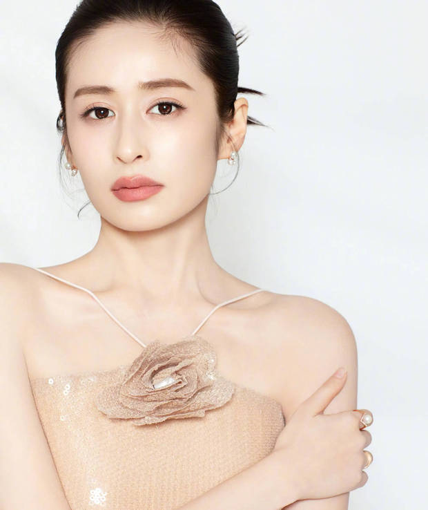 颖儿穿吊带裙身材性感 侧脸微笑气质优雅大方