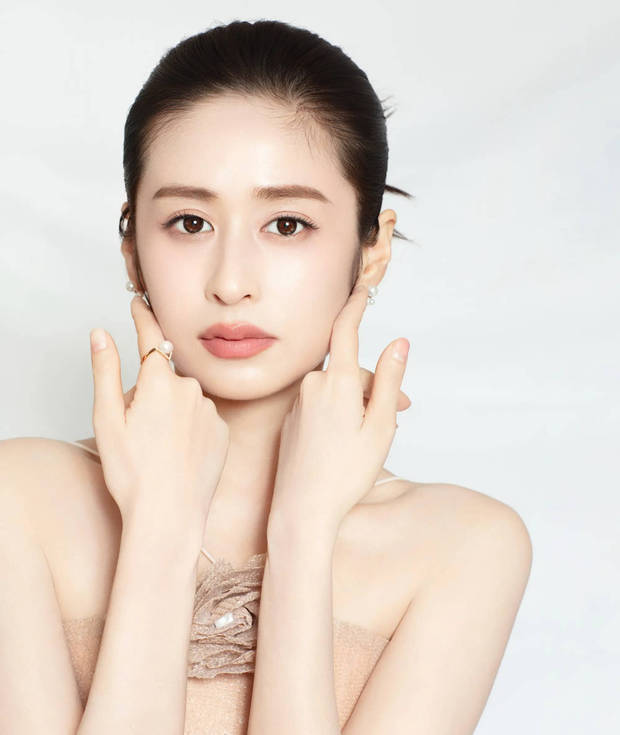 颖儿穿吊带裙身材性感 侧脸微笑气质优雅大方