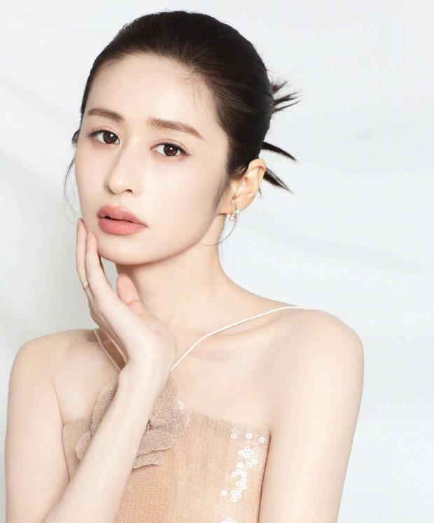 颖儿穿吊带裙身材性感 侧脸微笑气质优雅大方