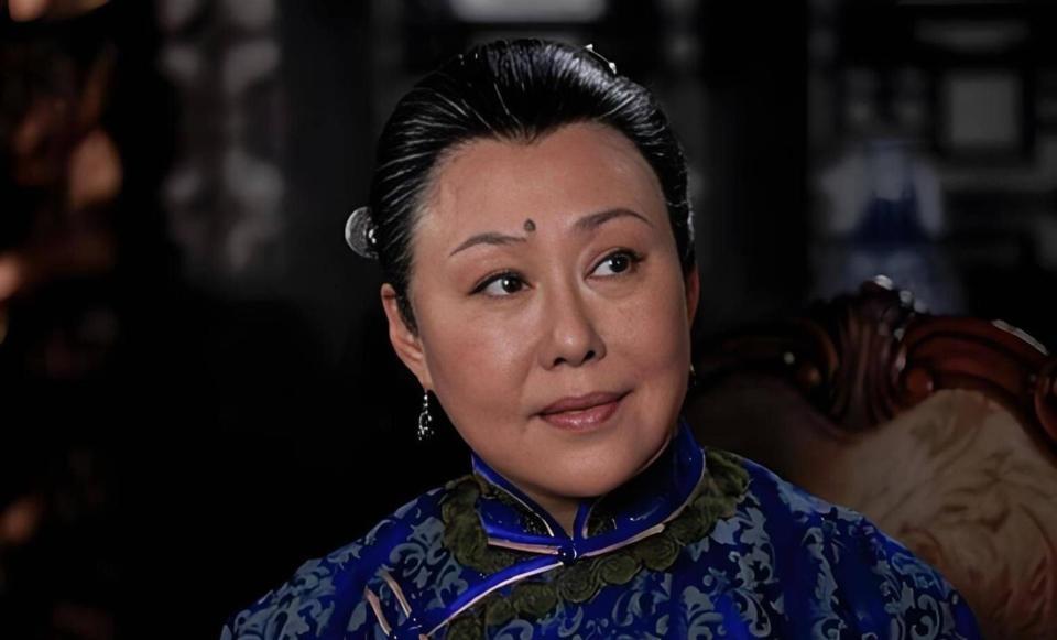 76岁斯琴高娃近况：瑞士老公已去世，垂垂老矣的她却越开越艳