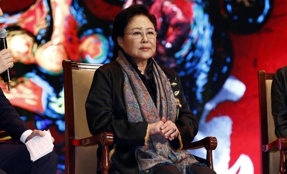 76岁斯琴高娃近况：瑞士老公已去世，垂垂老矣的她却越开越艳