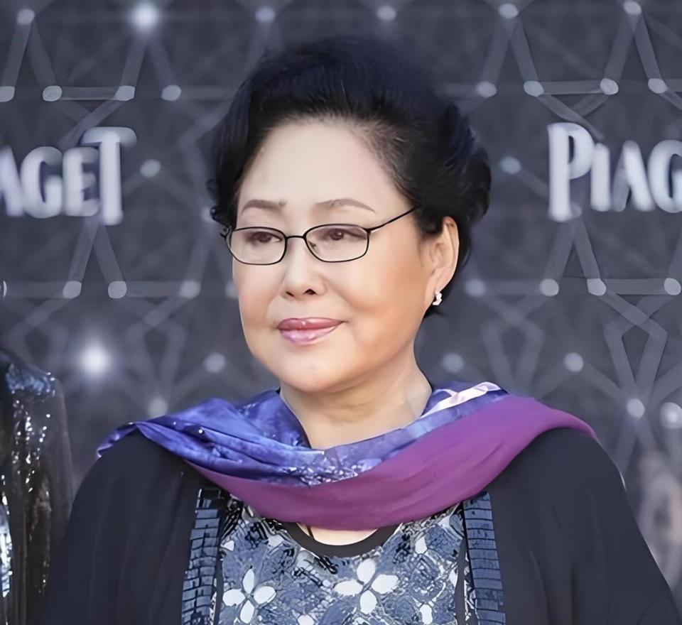 76岁斯琴高娃近况：瑞士老公已去世，垂垂老矣的她却越开越艳