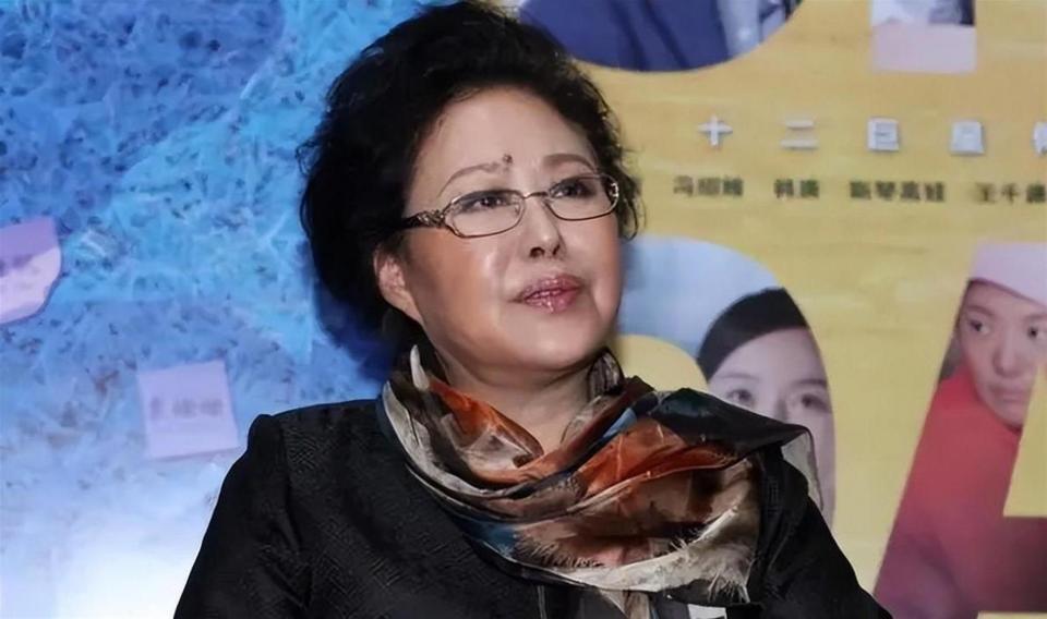 76岁斯琴高娃近况：瑞士老公已去世，垂垂老矣的她却越开越艳