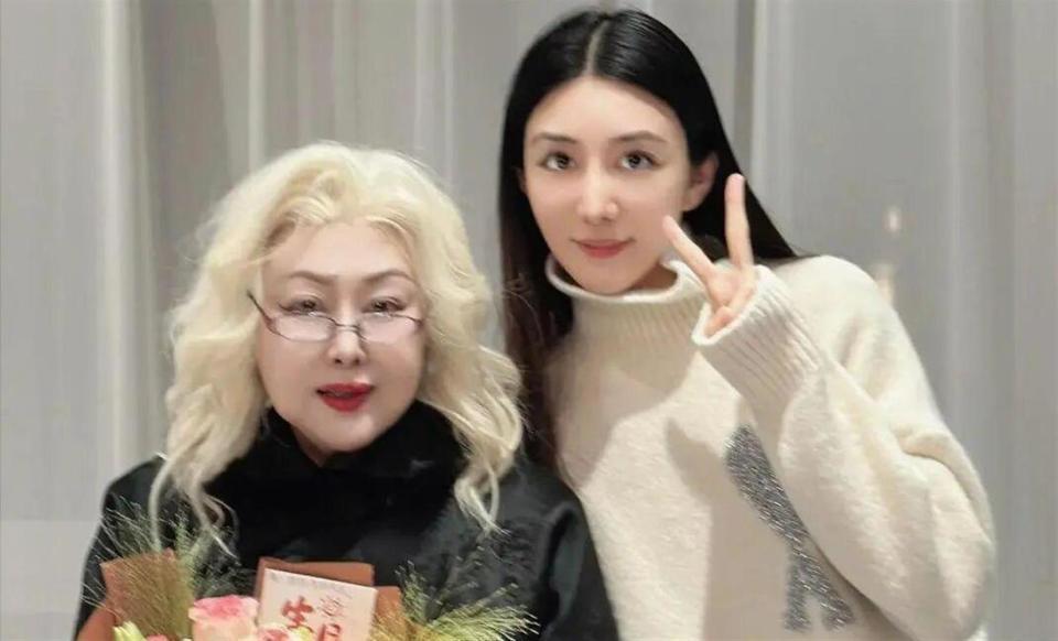 76岁斯琴高娃近况：瑞士老公已去世，垂垂老矣的她却越开越艳