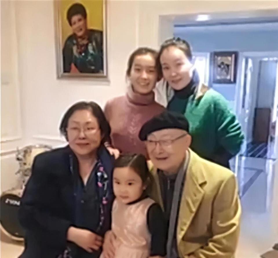 76岁斯琴高娃近况：瑞士老公已去世，垂垂老矣的她却越开越艳