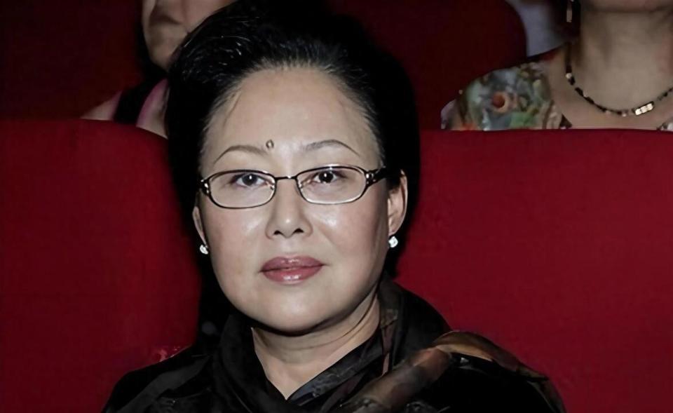 76岁斯琴高娃近况：瑞士老公已去世，垂垂老矣的她却越开越艳