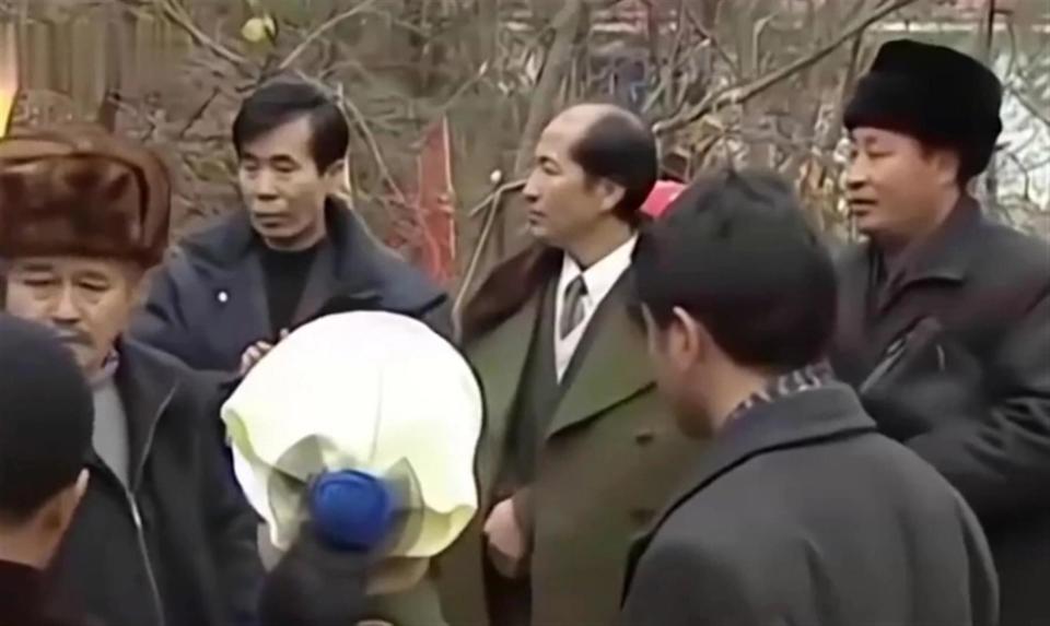 77岁何庆魁隔空喊话赵本山，却被扒了个底朝天，网友：吃相难看