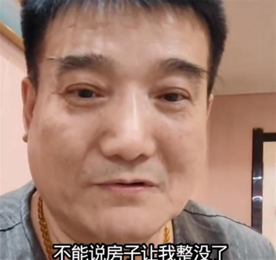 77岁何庆魁隔空喊话赵本山，却被扒了个底朝天，网友：吃相难看