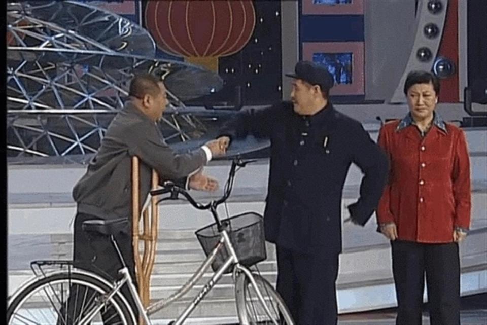 77岁何庆魁隔空喊话赵本山，却被扒了个底朝天，网友：吃相难看