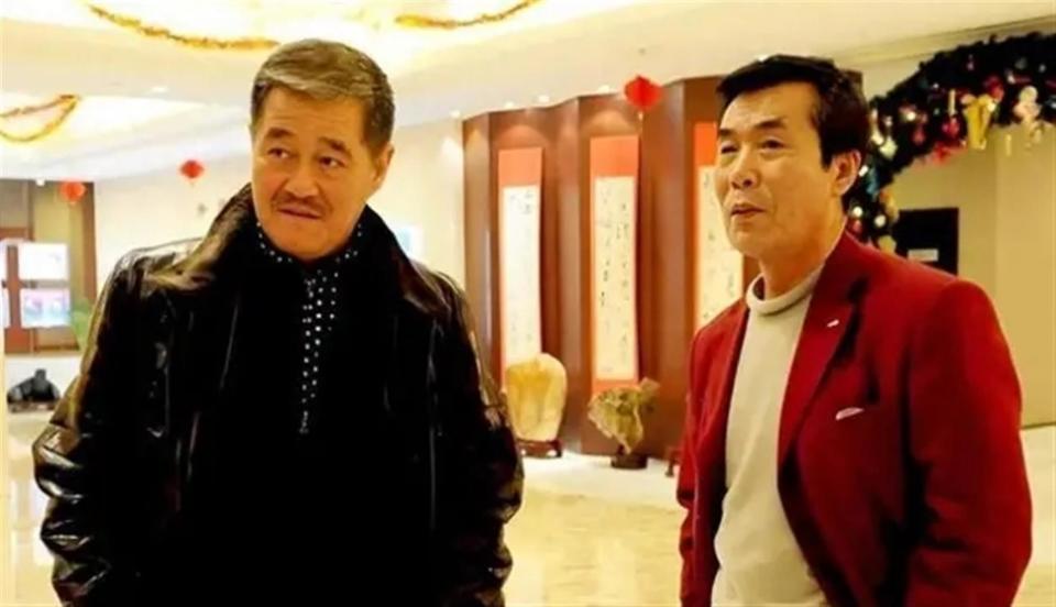 77岁何庆魁隔空喊话赵本山，却被扒了个底朝天，网友：吃相难看