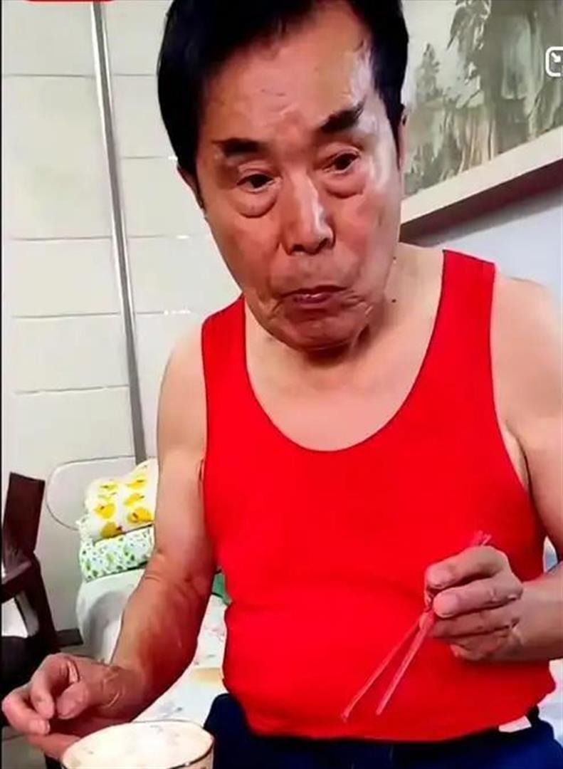 77岁何庆魁隔空喊话赵本山，却被扒了个底朝天，网友：吃相难看