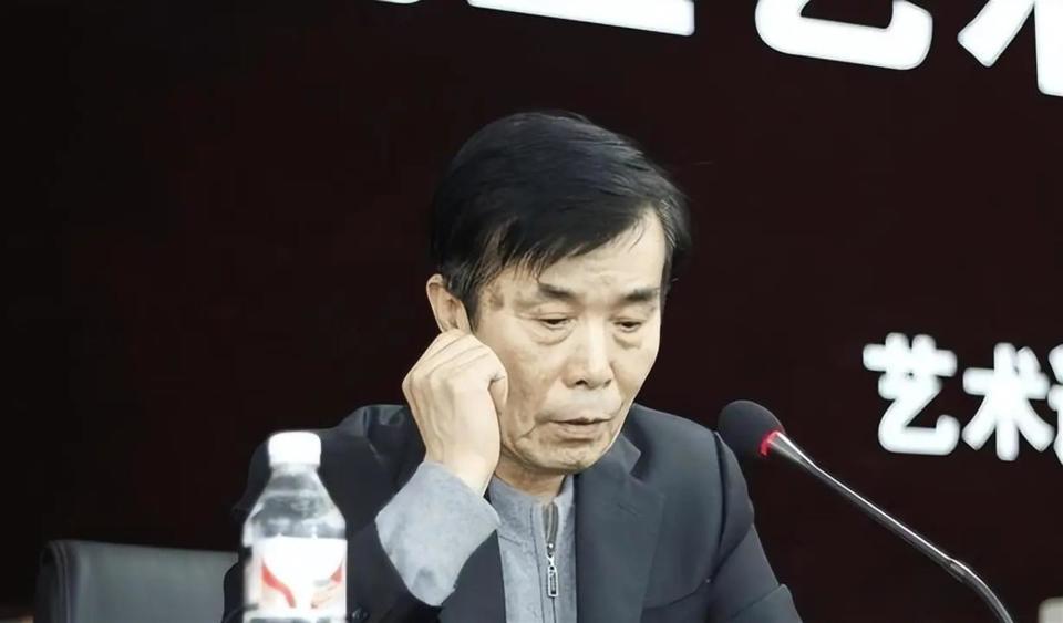 77岁何庆魁隔空喊话赵本山，却被扒了个底朝天，网友：吃相难看