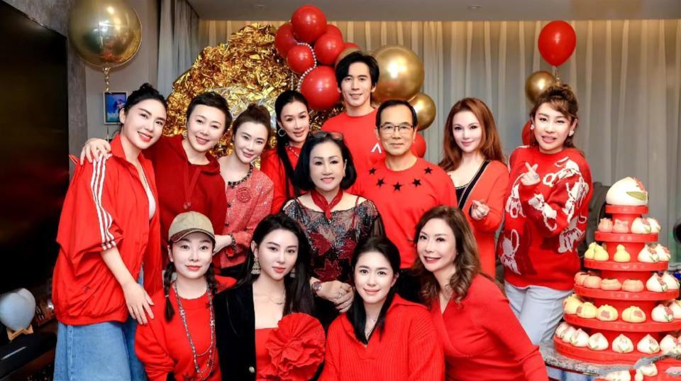 钟丽缇大女儿回北京，零下10度只穿皮夹克，张伦硕把羽绒服脱给她