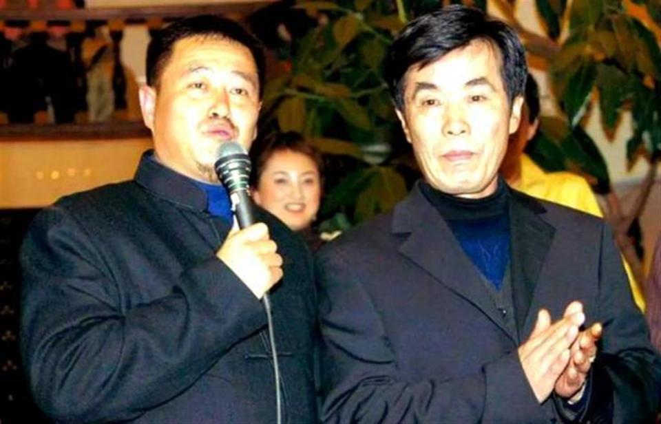 77岁何庆魁隔空喊话赵本山，却被扒了个底朝天，网友：吃相难看