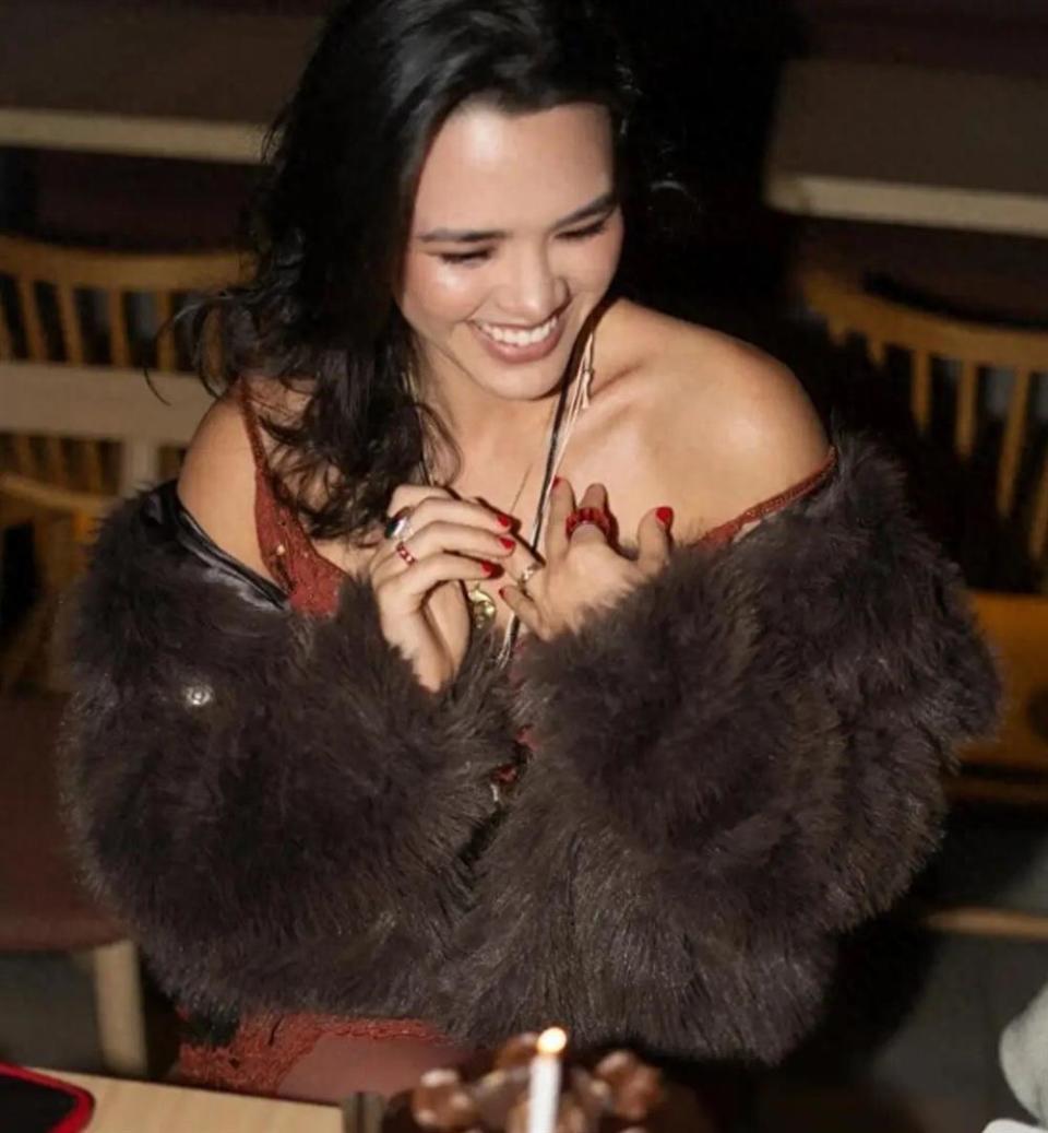 钟丽缇大女儿回北京，零下10度只穿皮夹克，张伦硕把羽绒服脱给她