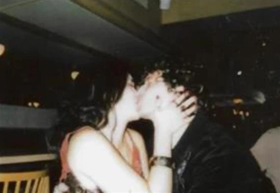 钟丽缇大女儿回北京，零下10度只穿皮夹克，张伦硕把羽绒服脱给她