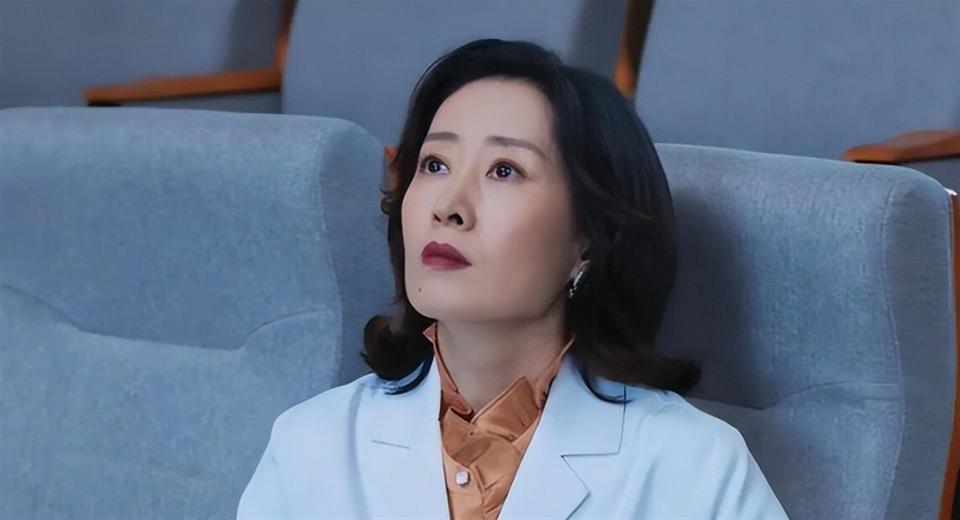 人民日报点名刘敏涛，释放两大信号，原来靳东一个字都没说错