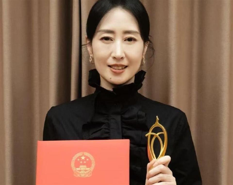 人民日报点名刘敏涛，释放两大信号，原来靳东一个字都没说错