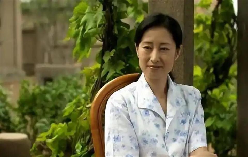 人民日报点名刘敏涛，释放两大信号，原来靳东一个字都没说错