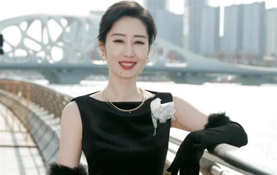 人民日报点名刘敏涛，释放两大信号，原来靳东一个字都没说错