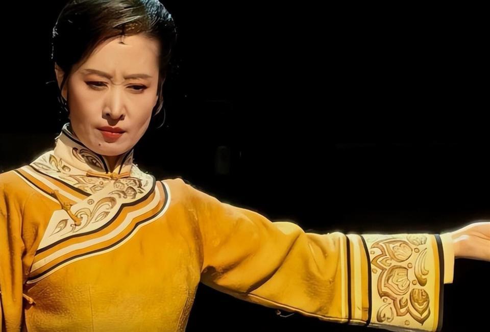 人民日报点名刘敏涛，释放两大信号，原来靳东一个字都没说错