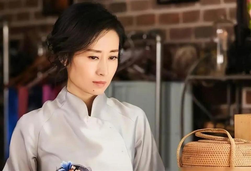 人民日报点名刘敏涛，释放两大信号，原来靳东一个字都没说错