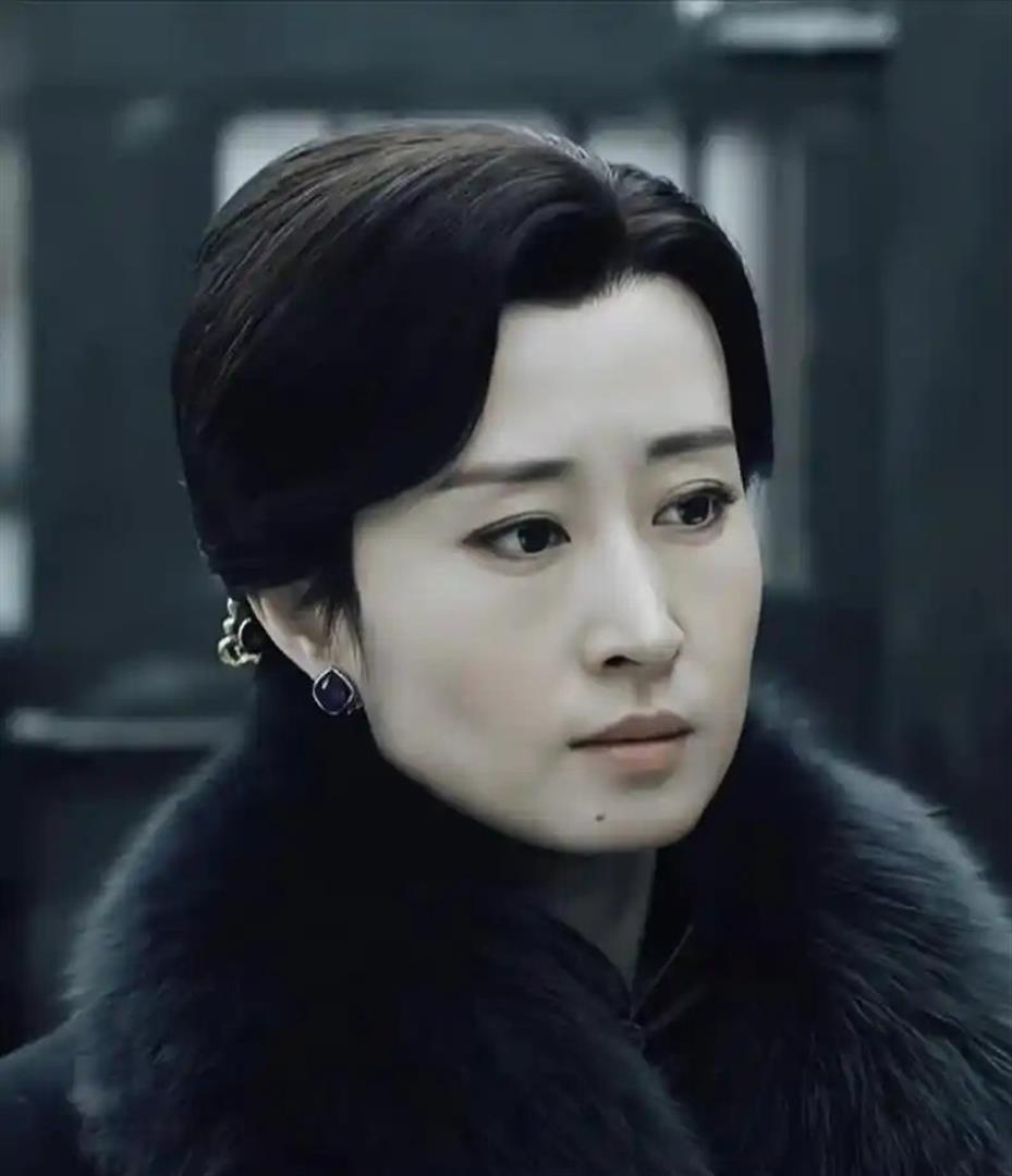 人民日报点名刘敏涛，释放两大信号，原来靳东一个字都没说错