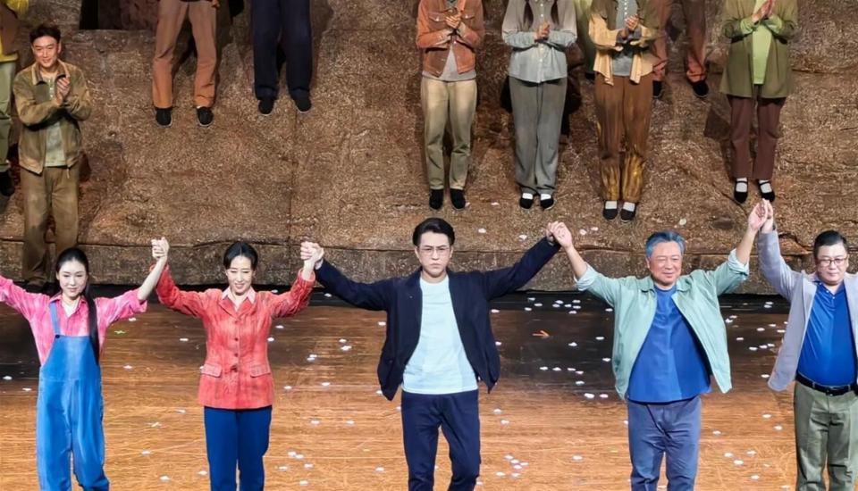 人民日报点名刘敏涛，释放两大信号，原来靳东一个字都没说错