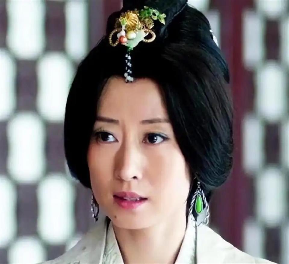 人民日报点名刘敏涛，释放两大信号，原来靳东一个字都没说错