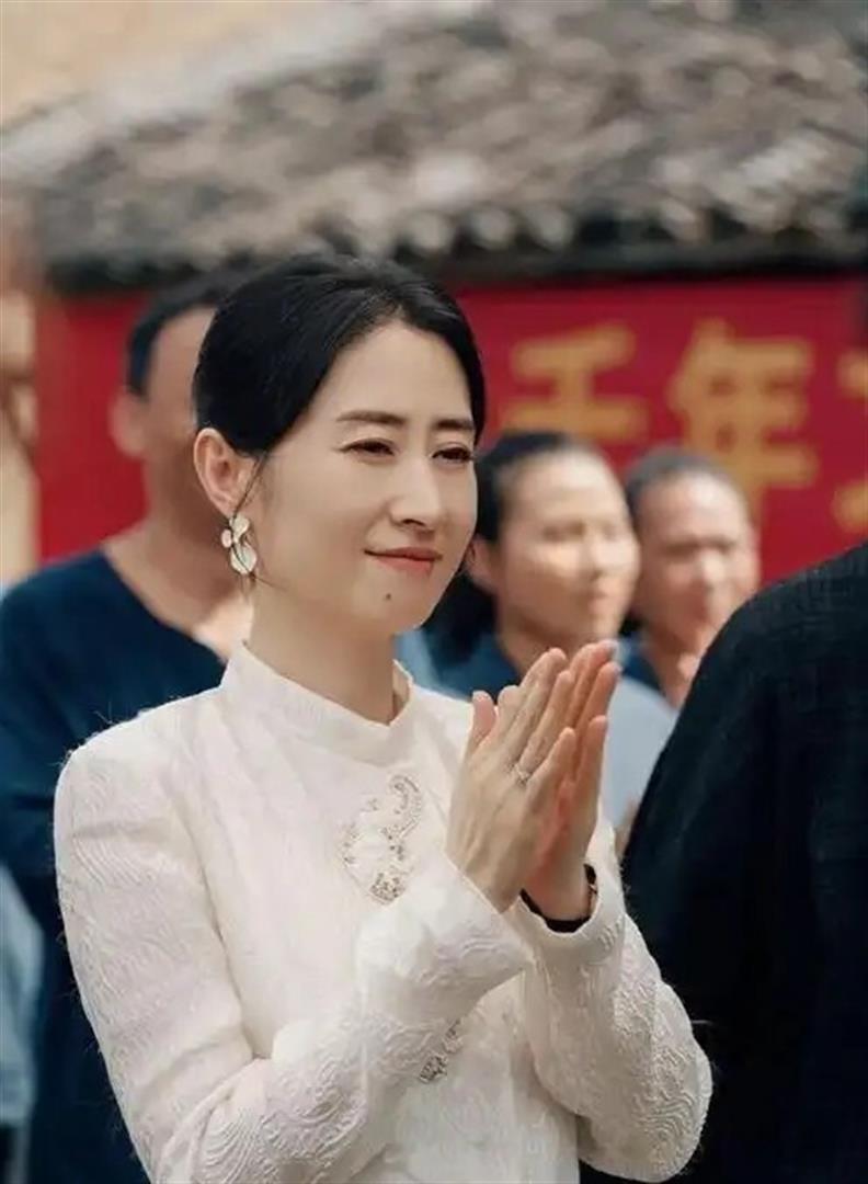 人民日报点名刘敏涛，释放两大信号，原来靳东一个字都没说错