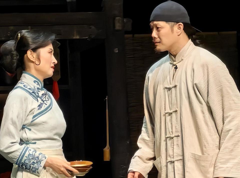 人民日报点名刘敏涛，释放两大信号，原来靳东一个字都没说错