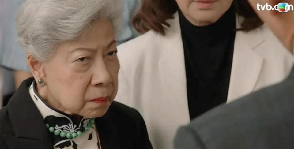 91岁TVB老戏骨近况曝光！与69岁男星喝茶精神佳，去年约满低调离巢