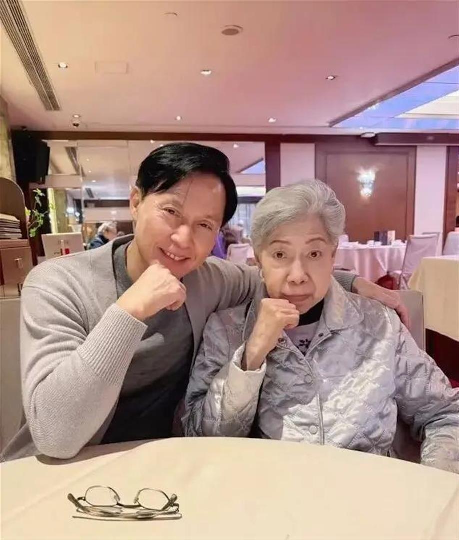 91岁TVB老戏骨近况曝光！与69岁男星喝茶精神佳，去年约满低调离巢