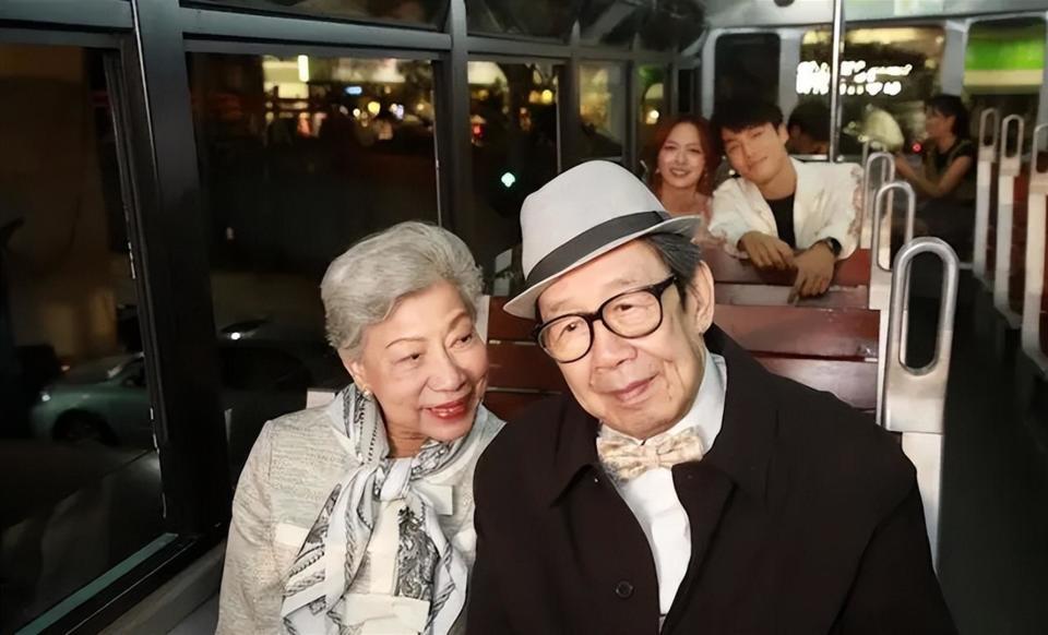 91岁TVB老戏骨近况曝光！与69岁男星喝茶精神佳，去年约满低调离巢