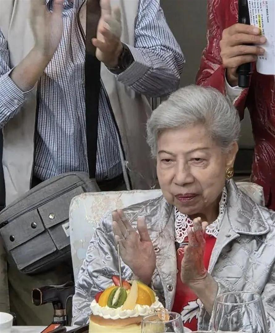 91岁TVB老戏骨近况曝光！与69岁男星喝茶精神佳，去年约满低调离巢