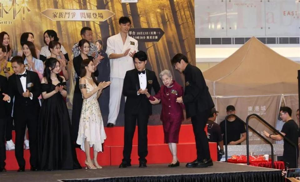 91岁TVB老戏骨近况曝光！与69岁男星喝茶精神佳，去年约满低调离巢