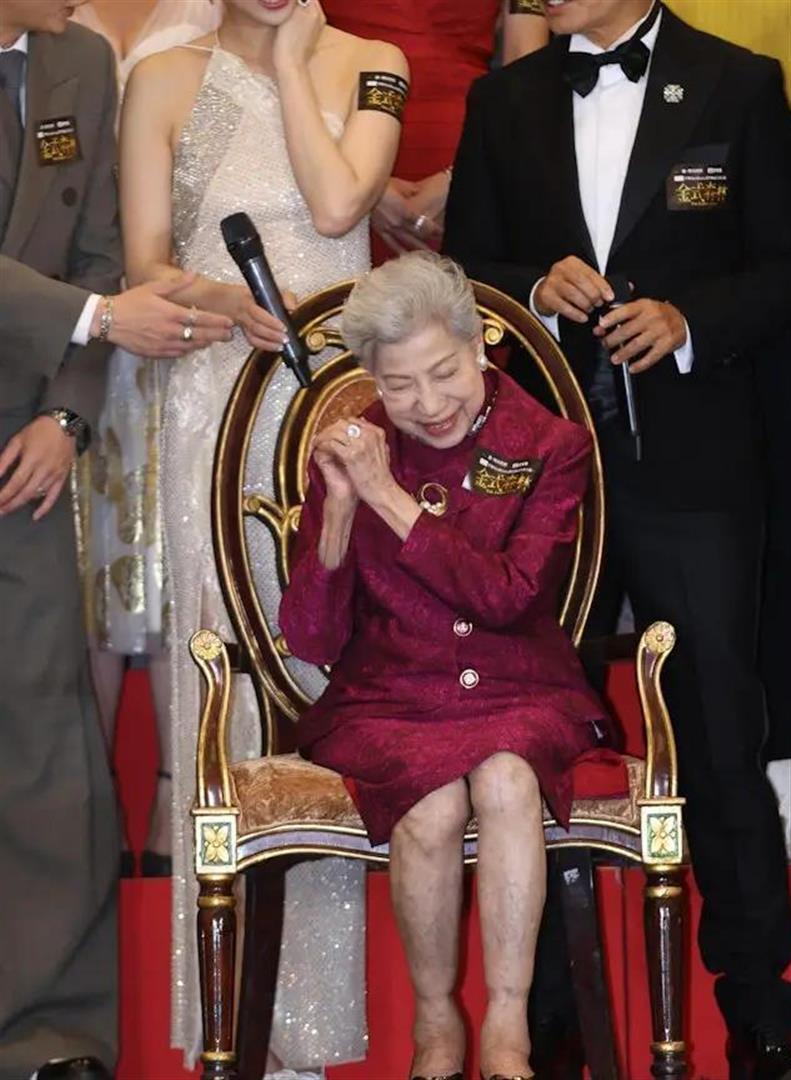 91岁TVB老戏骨近况曝光！与69岁男星喝茶精神佳，去年约满低调离巢